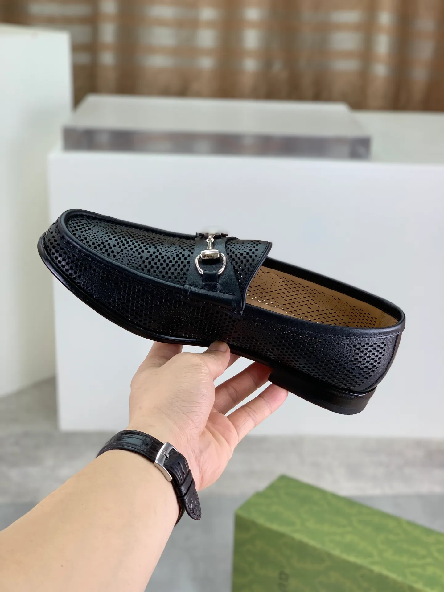 Factory price P980💰💎💎💎Top version (original high-grade genuine leather outsole) Full upper and inner lining cowhide punching design (summer essential) Brand: [GUCCi] Gucci's new business formal casual leather shoes Standard code: Men's size 39–44 (38 45 46 needs to be customized) Grade: Same as the official website Original quality Material: Original calfskin Water-dyed cowhide lining Original genuine leather outsole Style categories: Men's fashion Formal casual leather shoes Slip-on men's shoes series Young fashion European and American trends British style Casual matching Comfortable feet Color: 3️⃣ colors available Actual pictures